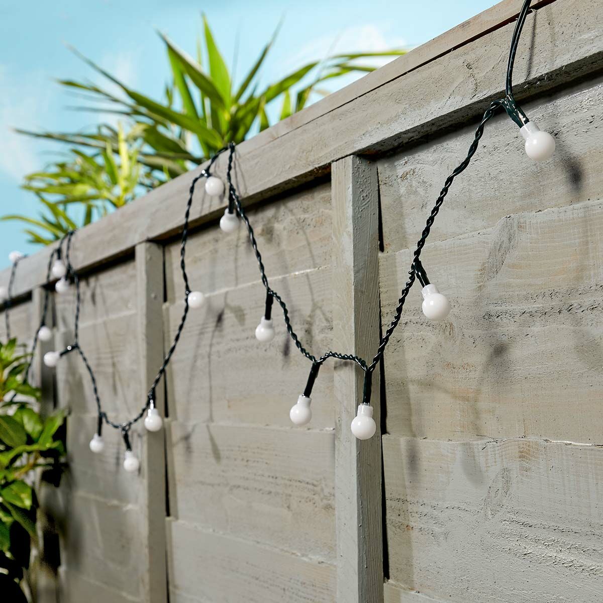 5m Indoor & Outdoor Battery Berry Fairy Lights, Green Cable image 7