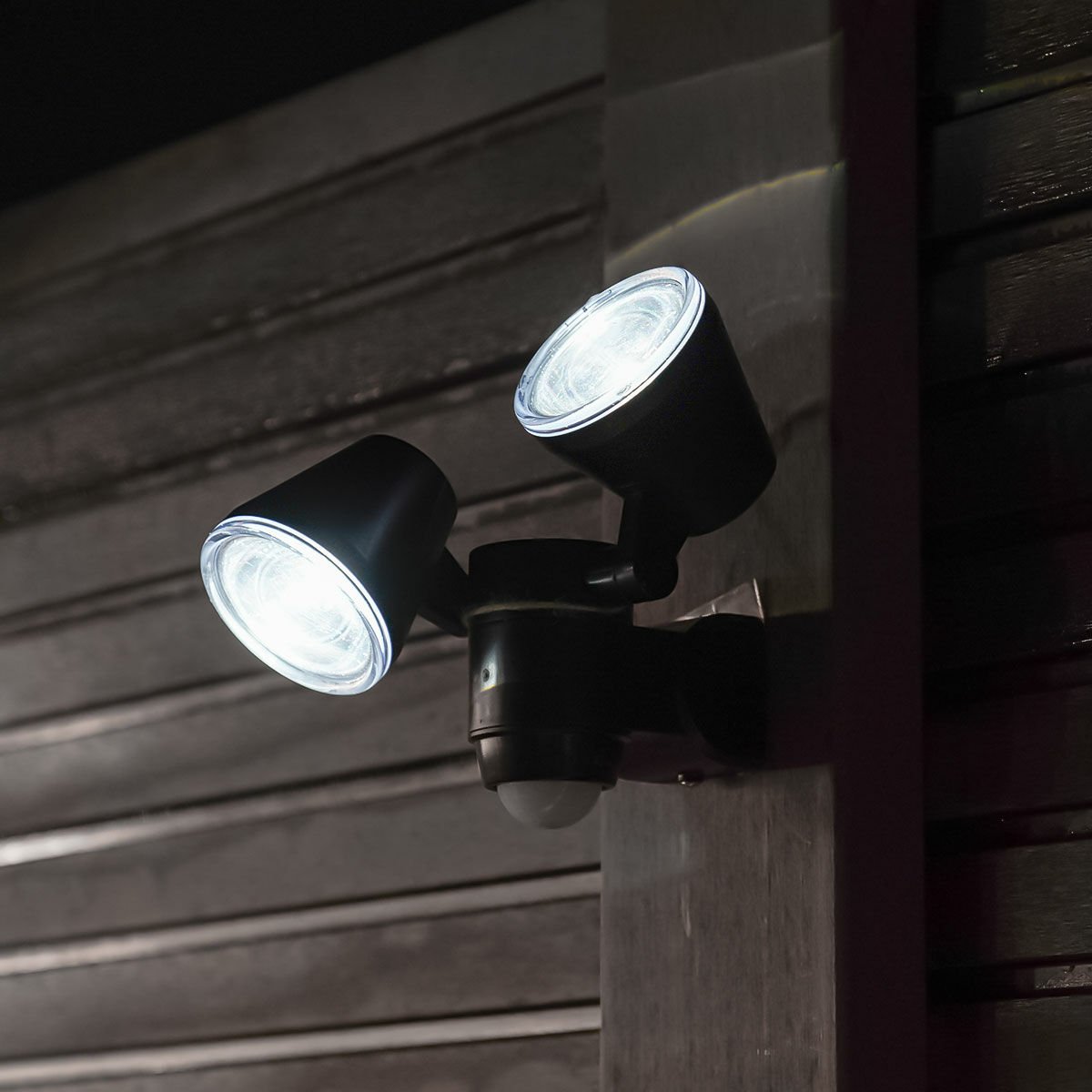 Outdoor Battery Security Twin Head Spot Light with PIR, White LEDs image 7
