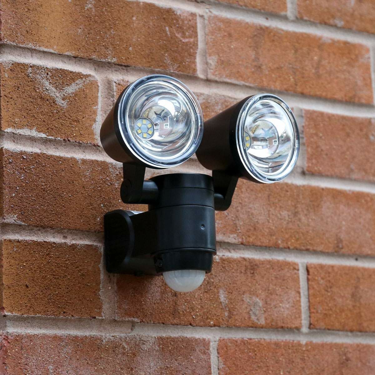 Outdoor Battery Security Twin Head Spot Light with PIR, White LEDs image 3