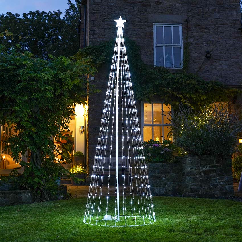 Outdoor Christmas Tree With Led Lights Lighted Christmas Trees Outdoors ...